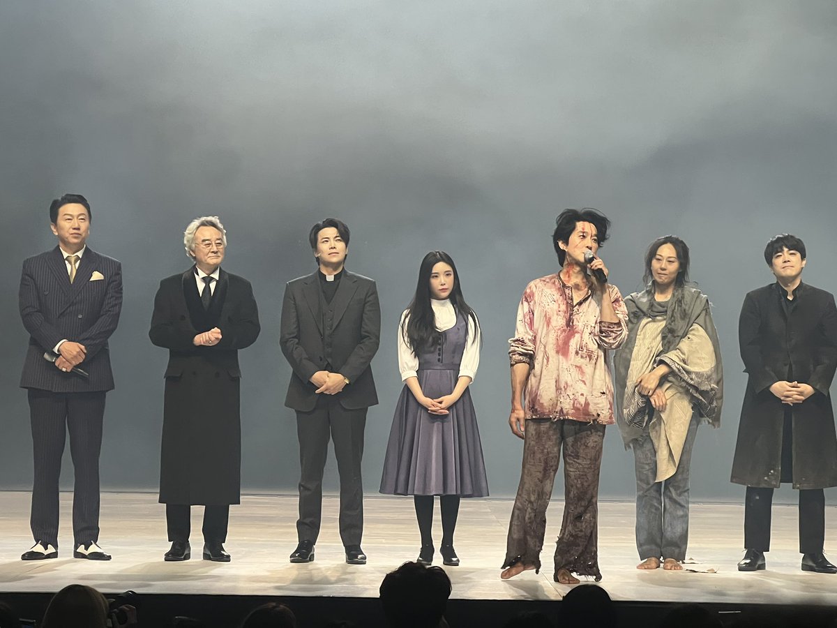 4월 27일 예술의 전당에서  상연된 연극 아서밀러의 <시련>이 막을 내렸습니다. 아서밀러는 1950년대 공산주의를 색출하려는 매카시즘의 광기를 비판하기 위해 이 연극을 썼는데요. 근거없는 의심과 두려움이 퍼질 때, 집단 히스테리와 권력의 남용이 무고한 개인들을 어떻게 희생시키는가를 성찰하게