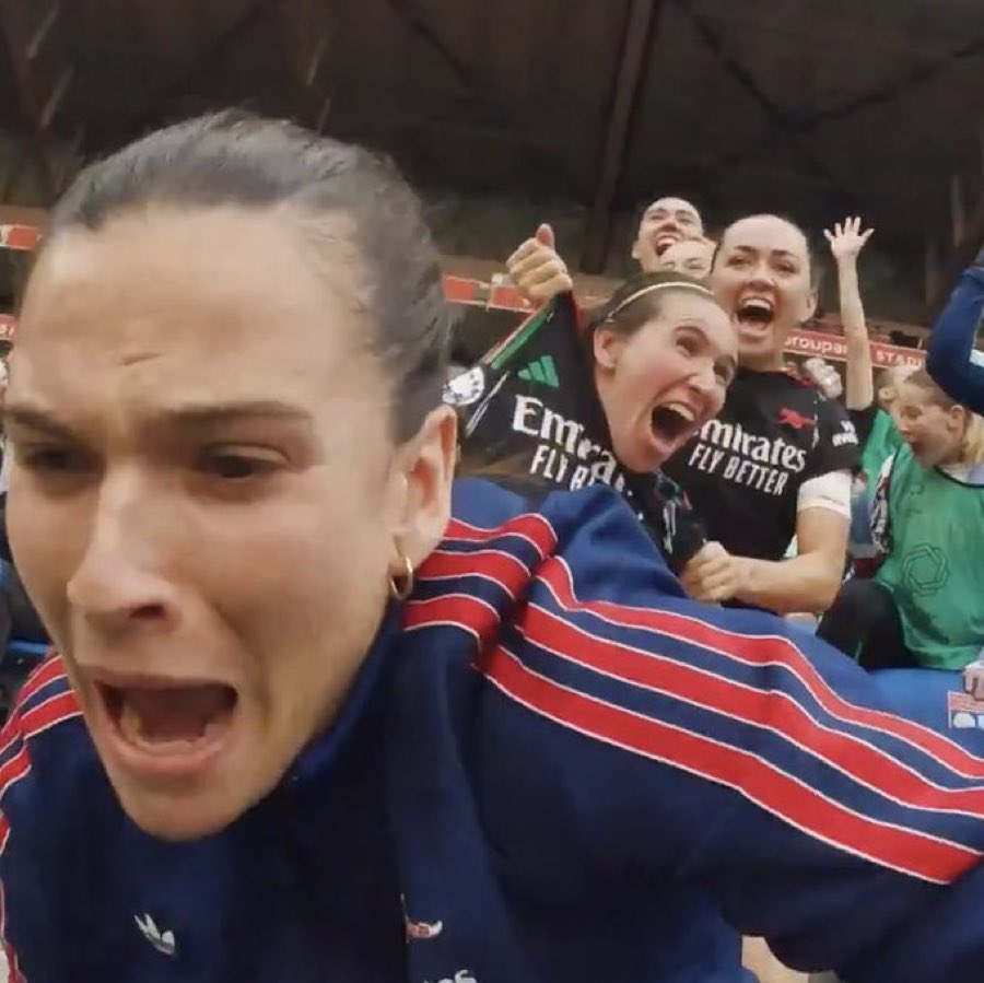 leahsawfc's tweet image. about sums up my feelings of this season in one photo 😭😭