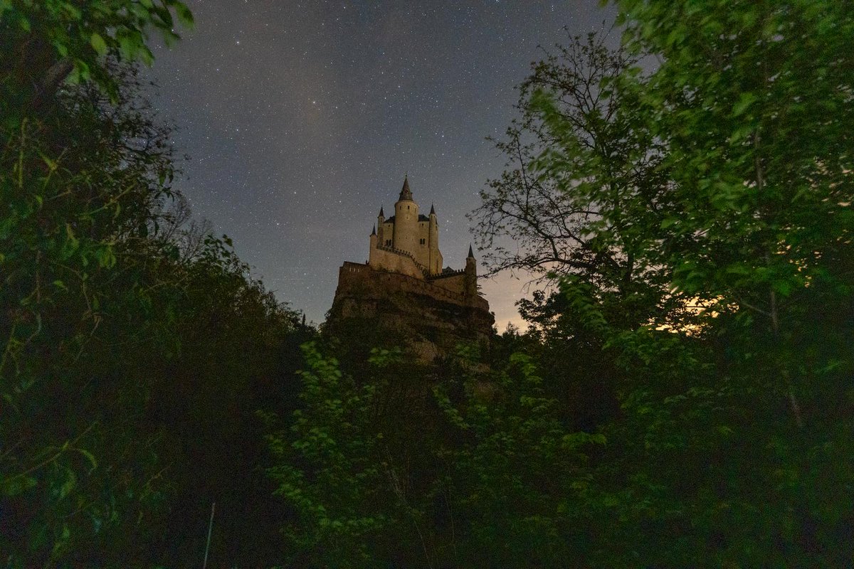 Alcazar_Segovia's tweet photo. Mientras muchos esperaban el regreso de la luz, el
@Alcazar_Segovia brilló bajo las estrellas, recordándonos que hasta en la noche más difícil puede nacer la belleza.  #apagon #apagonespana https://t.co/kwGbsyTxyM