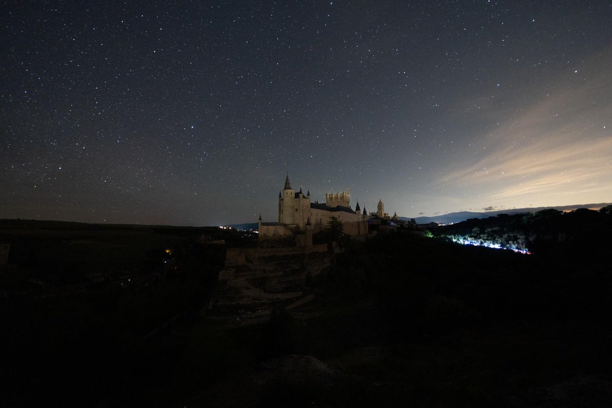 Alcazar_Segovia's tweet photo. Mientras muchos esperaban el regreso de la luz, el
@Alcazar_Segovia brilló bajo las estrellas, recordándonos que hasta en la noche más difícil puede nacer la belleza.  #apagon #apagonespana https://t.co/kwGbsyTxyM