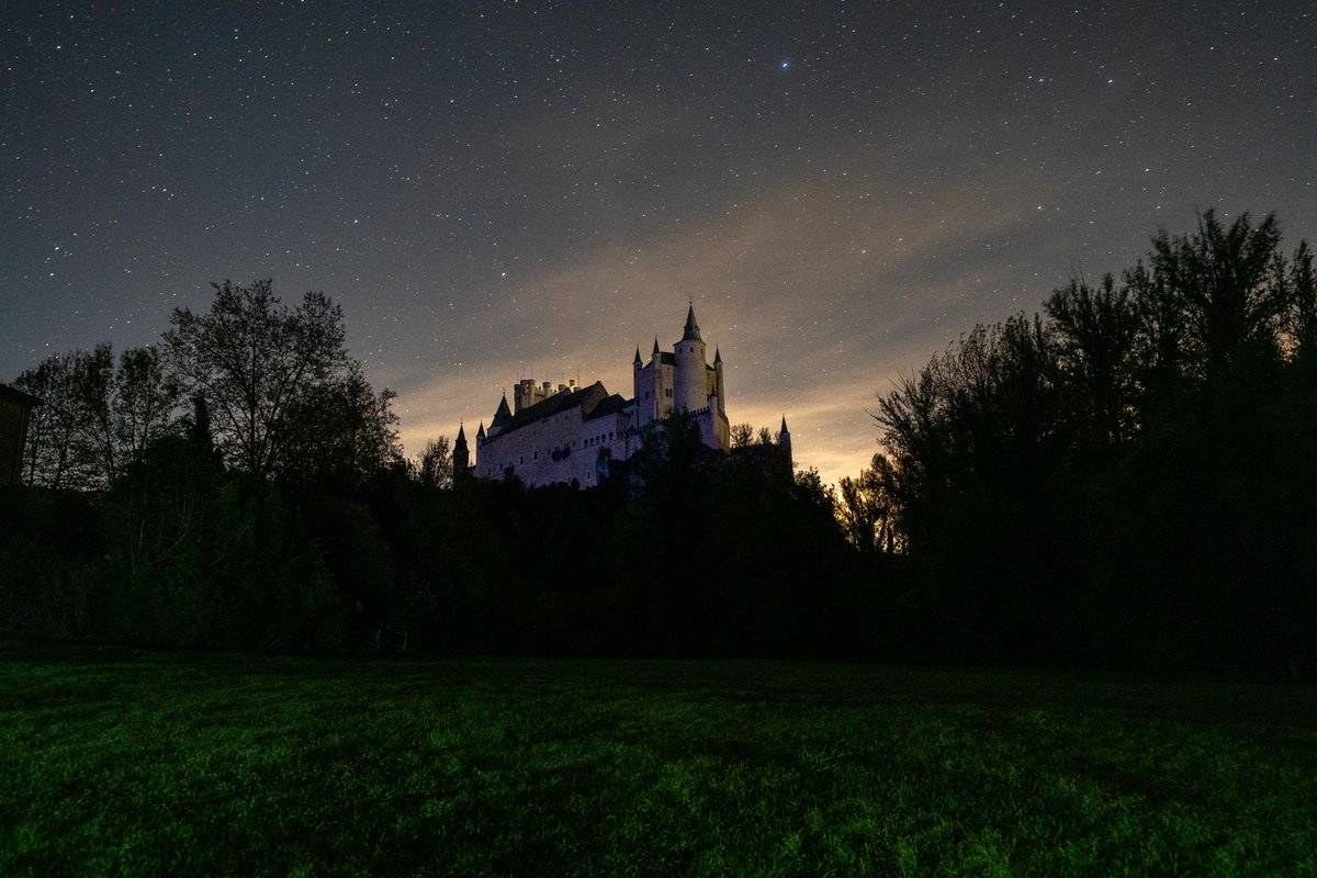Alcazar_Segovia's tweet photo. Mientras muchos esperaban el regreso de la luz, el
@Alcazar_Segovia brilló bajo las estrellas, recordándonos que hasta en la noche más difícil puede nacer la belleza.  #apagon #apagonespana https://t.co/kwGbsyTxyM