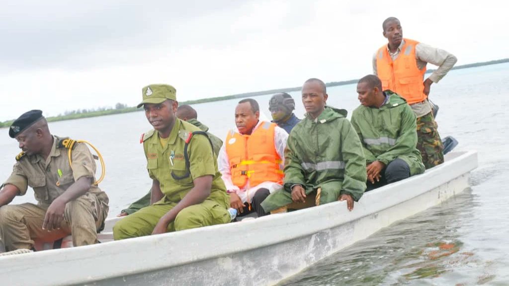 Kule Zanzibar raha sana upinzani na serikali wanashirikiana huyu ni makamu wa Rais na kiongozi kupitia ACT Wazalendo akiwa katikati ya ulinzi wa maofisa wa polisi akielekea kazini kuimarisha chama chake,mfano mzuri.