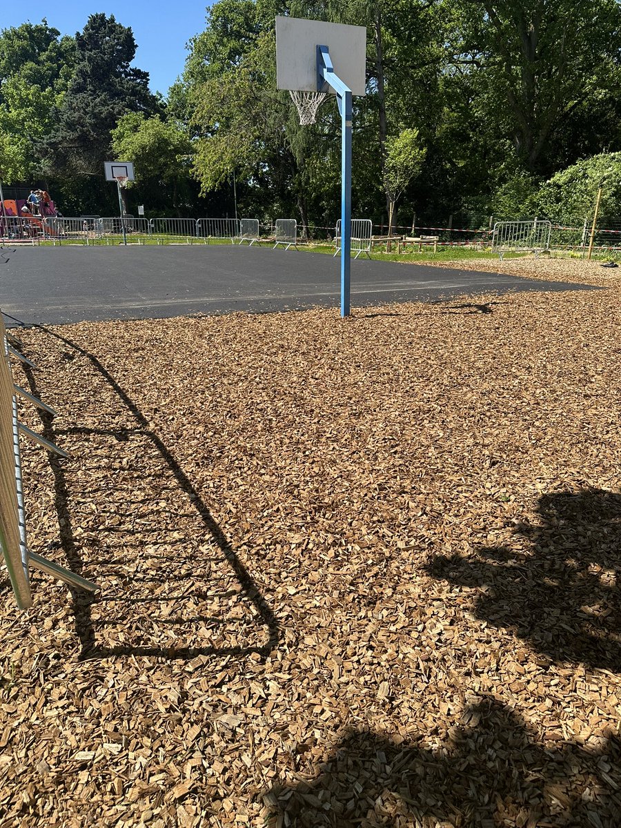 StephaneLabbe5's tweet photo. Visite à l’école les enfants ont pu découvrir la 🌿 Végétalisation de la cour (35 000 €)
⚒️ Réfection de la cour (54 000 €)
Leur enthousiasme faisait plaisir à voir !
Investir dans le cadre de vie des enfants, c’est investir dans leur bien-être et leur avenir.
#mandat2026 https://t.co/fpLMNUAL1w