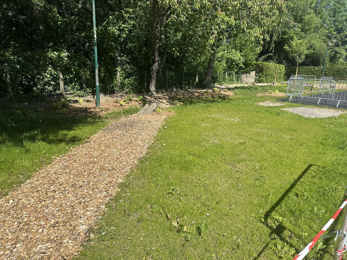 StephaneLabbe5's tweet photo. Visite à l’école les enfants ont pu découvrir la 🌿 Végétalisation de la cour (35 000 €)
⚒️ Réfection de la cour (54 000 €)
Leur enthousiasme faisait plaisir à voir !
Investir dans le cadre de vie des enfants, c’est investir dans leur bien-être et leur avenir.
#mandat2026 https://t.co/fpLMNUAL1w