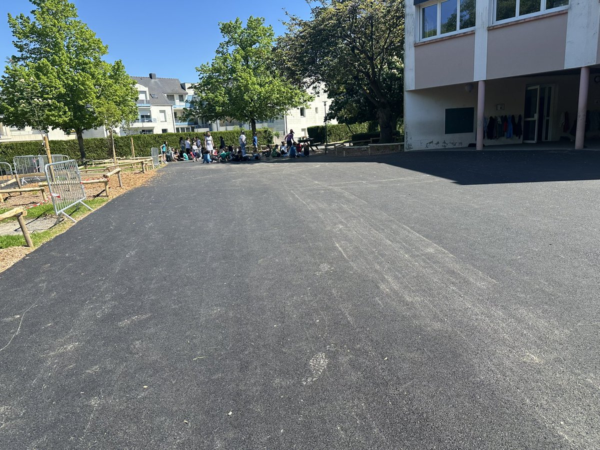StephaneLabbe5's tweet photo. Visite à l’école les enfants ont pu découvrir la 🌿 Végétalisation de la cour (35 000 €)
⚒️ Réfection de la cour (54 000 €)
Leur enthousiasme faisait plaisir à voir !
Investir dans le cadre de vie des enfants, c’est investir dans leur bien-être et leur avenir.
#mandat2026 https://t.co/fpLMNUAL1w