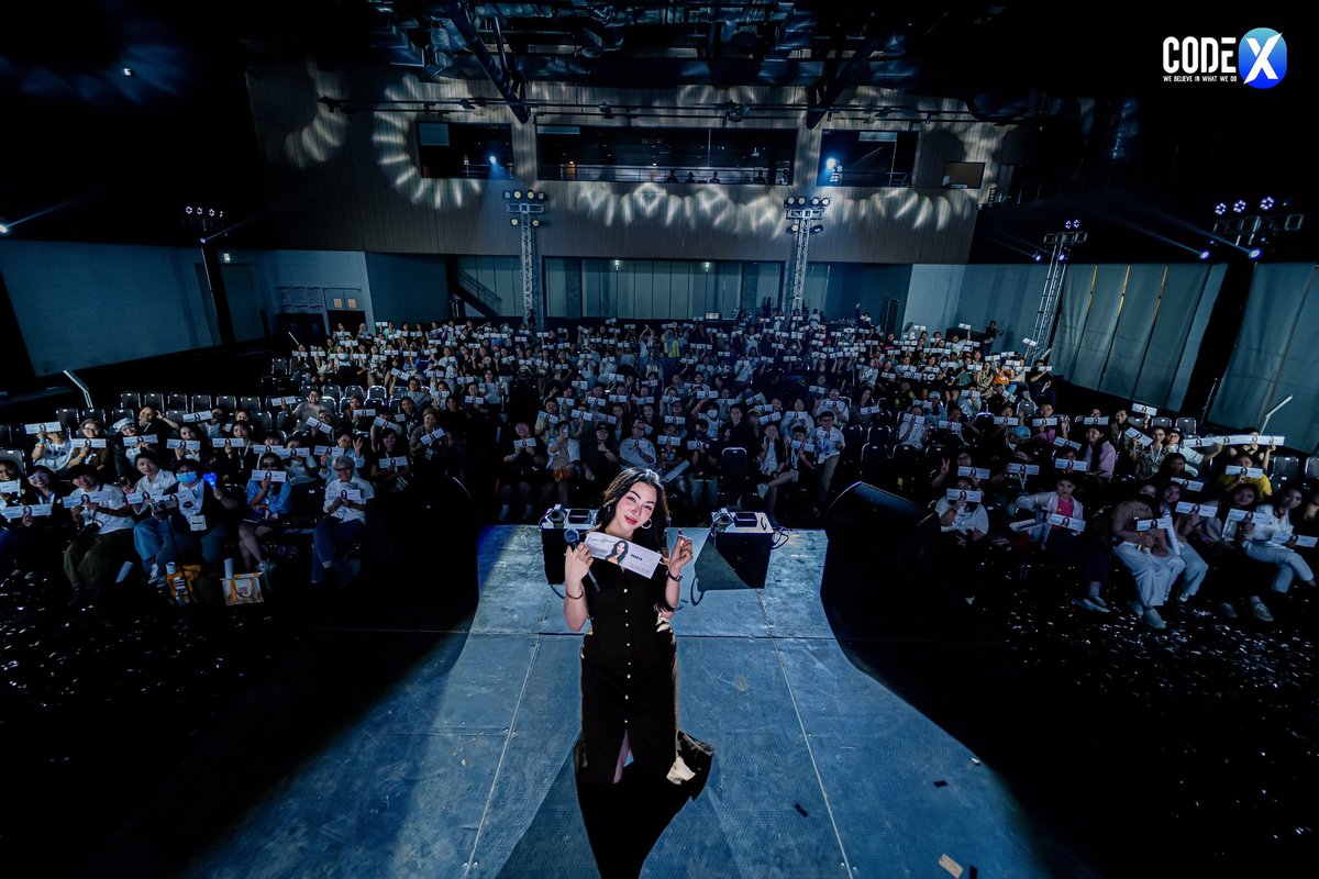 Saya_from_Japan's tweet image. ヒマな人、また「Sayaを探せ」しますか？
今回は簡単だよ。
ばんばちゃんも探せますか？
（タンゴさんは見切れてる気が・・😢）

#BeginAgain
#FayePeraya
#FayeFMinPP