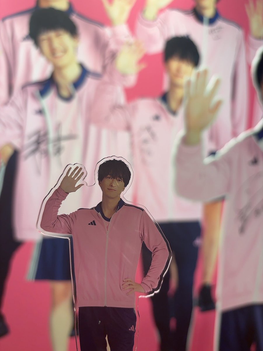 k_anaban's tweet photo. 大運動会POPUP、浅香さんのサイン拝みに行ってきた✍1枚目はアクスタ買いに行った日の︎🫶
ピント難しいけどそれもまた味 https://t.co/sRloueuWVo