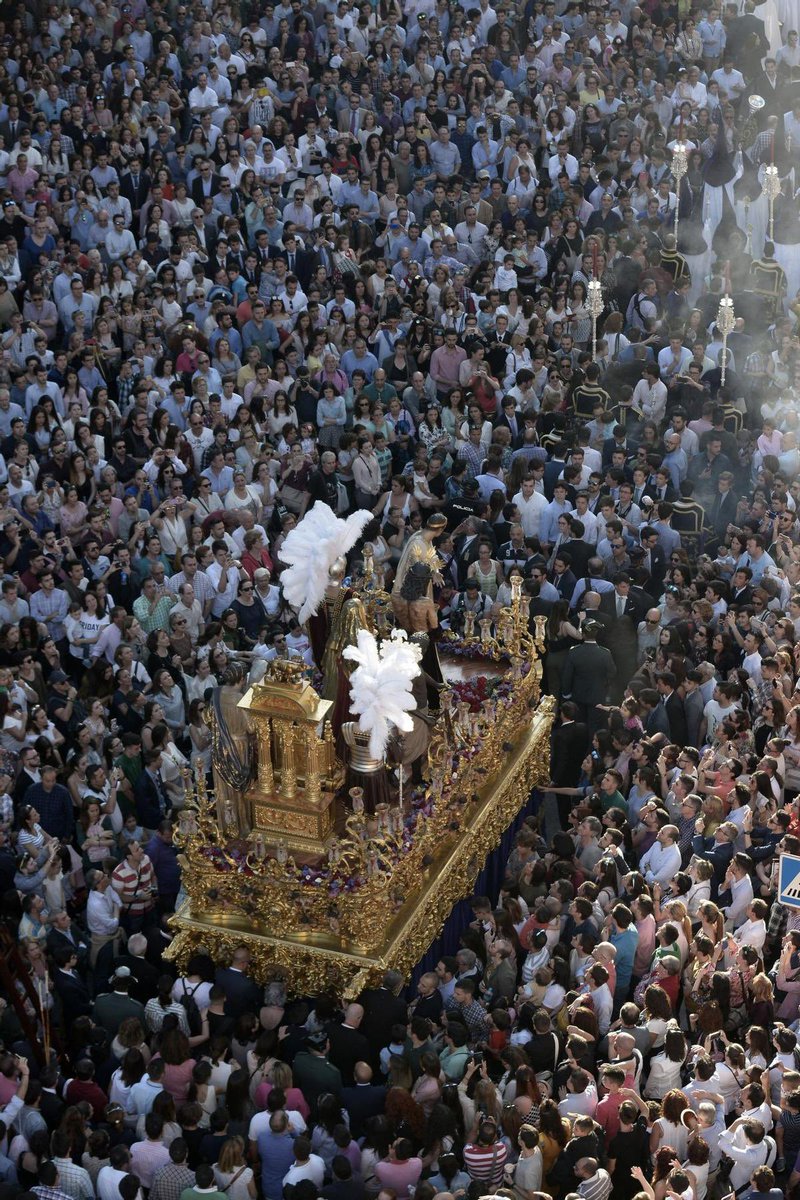 Cuando ven la foto de la izquierda, todos alaban que si la pureza, que si el fervor popular, que si el pueblo acompañando a la Virgen…

Cuando ven la de la derecha, que si los cangrejeros son el cáncer de la Semana Santa, que eso no se ha visto nunca, que siempre han ido atrás.