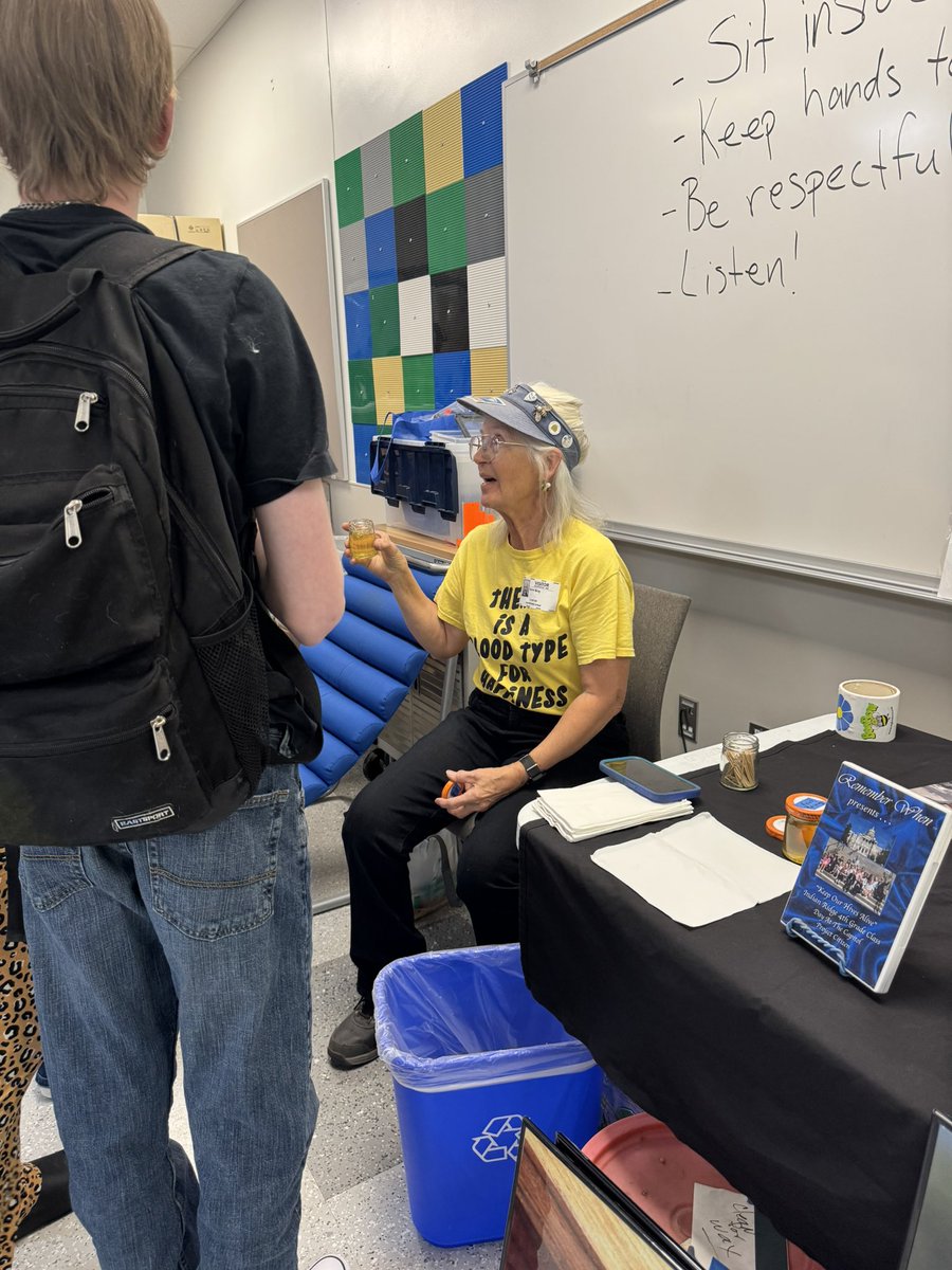 HelpersBee's tweet image. We bee helpers sharing the love for the bees with the next generation!! Who will bee the next school ?!