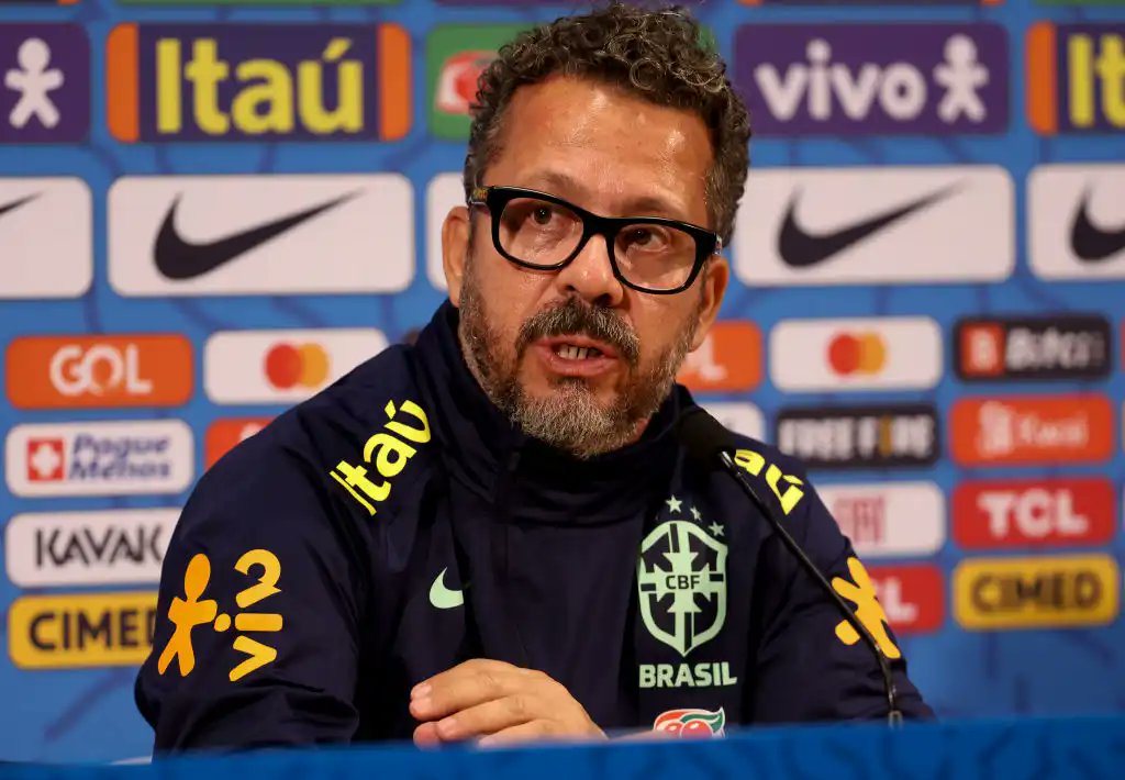✍️ C'est signé!  

Cléber Xavier 🇧🇷 (61 ans) sera le prochain entraineur de Santos. 

L'ex adjoint de Tite à signé jusqu'en décembre prochain. 

(<a href="/UOLEsporte/">UOL Esporte</a>)