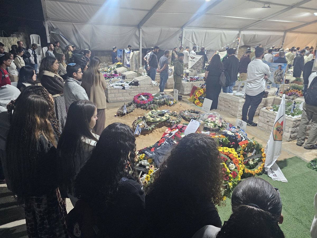זרי הפרחים עוד לא הספיקו לקמול.
בחלקה 18 א' בבית העלמין הצבאי בהר הרצל, אזרחים עומדים בצפירה לצד קבריהם של הנופלים שנטמנו רק בשבוע שעבר: סרן עידו וולוך, בנימין שרייבר ויובל חקשור ז"ל.