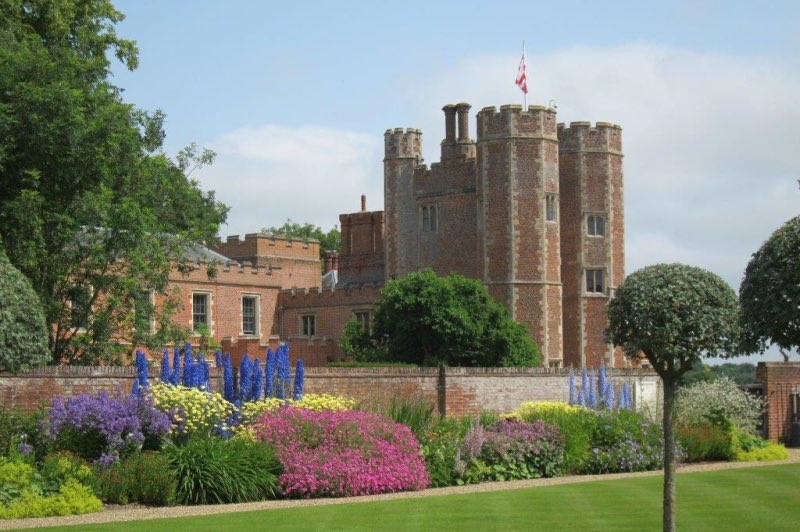 Long overdue lunch with the lovely Fairhavens today, at Kirtling Tower. The gardens already looking amazing well ahead of the National Open Gardens event <a href="/NGSOpenGardens/">National Garden Scheme</a> on 29th June in aid of <a href="/Magpas_Charity/">Magpas Air Ambulance</a> Air Ambulance magpas.org.uk/events/open-ga…