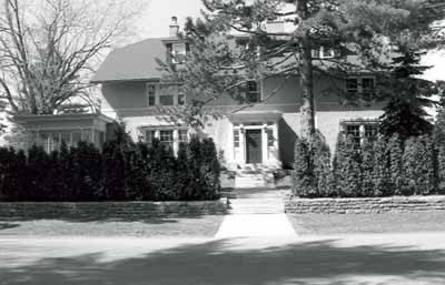 Can Pierre Poilievre continue to live at Stornoway? Technically, it is available  to the Leader of the Opposition *in the House of Commons.* But if CPC chooses an interim leader in the House, it seems unlikely he/she would ask Poilievre to move out.