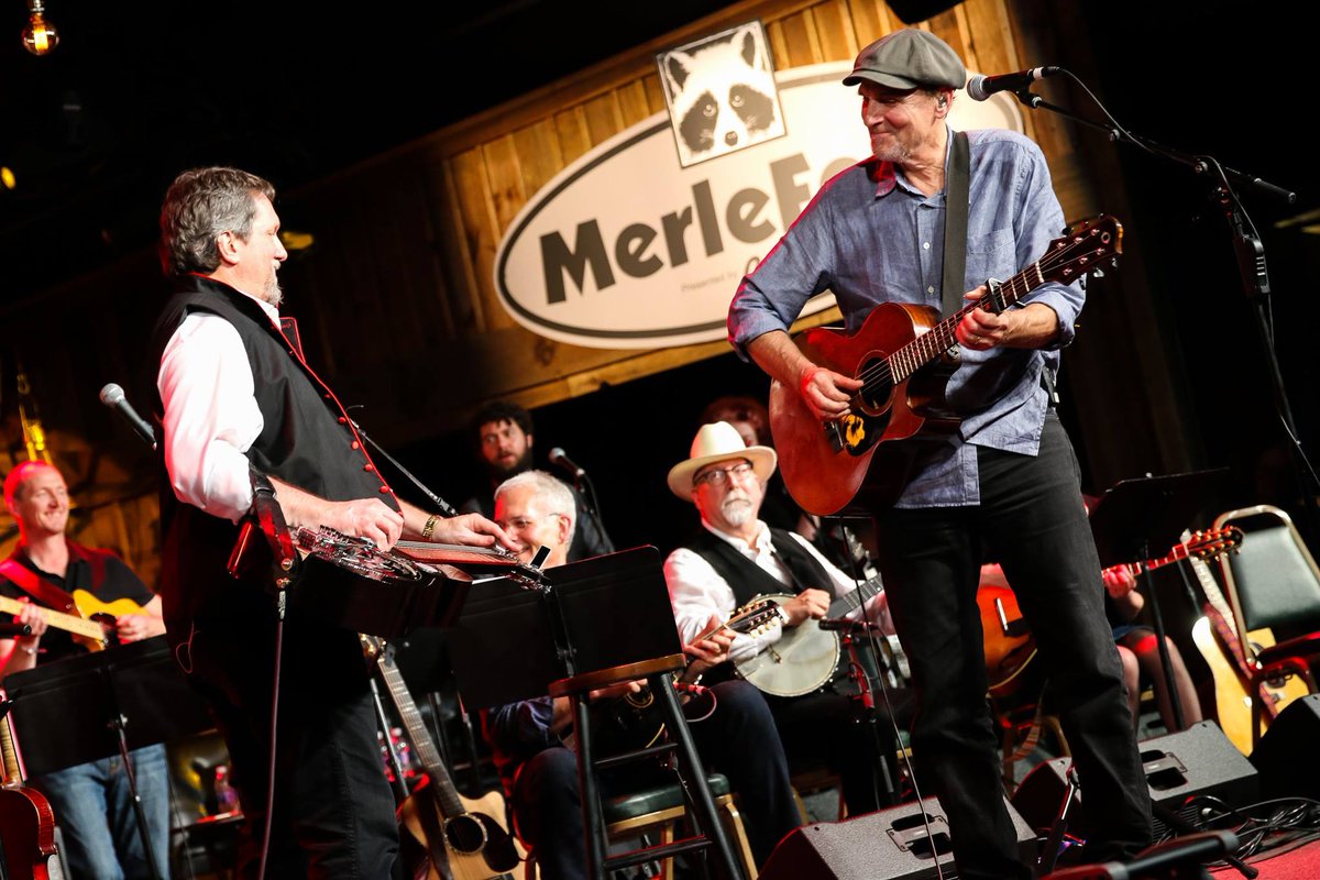 Here is a fun Merlefest memory from a few years back... JT, JN, JD1, JD2, Russ Barenberg, and Declan O'Rourke during the Transatlantic Sessions. #bluegrass #banjo

📷 Kristen Bearfield