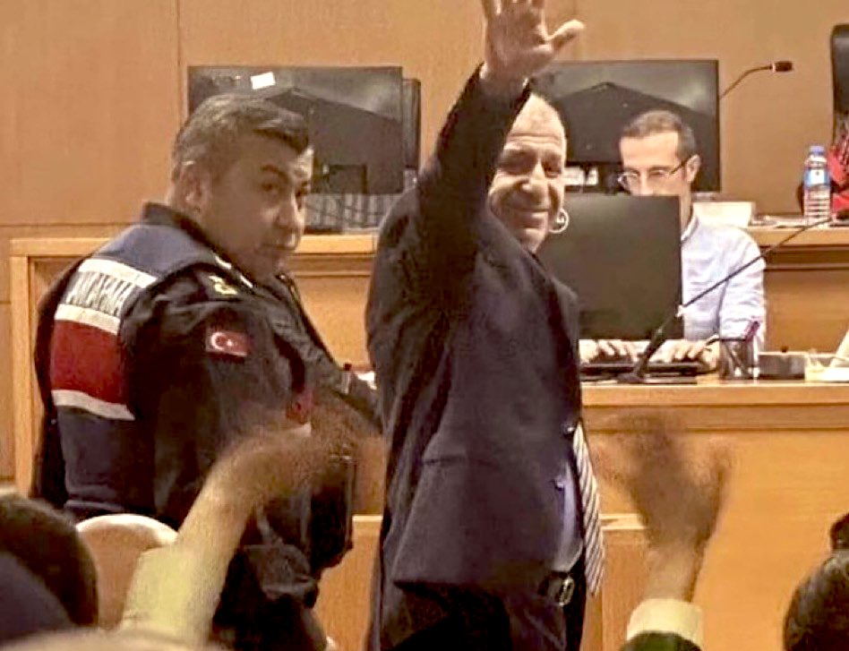 “Varsın, bağrın firkatiyle yavrunun yansın... 
Yansın, dayan! Çünkü sende bir kahramansın! 
Ey ekmeği alınanlar! Selam sizlere! 
Ey rütbesi çalınanlar! Selam sizlere! 
Kardeş yahut arkadaştır diye evleri, 
Ocakları dağıtılan ülkü devleri, 
Selam size! Üstünüzde bütün bakışlar,