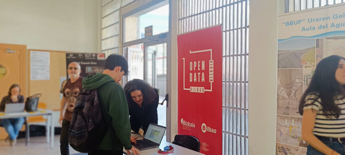 t4bss_research's tweet photo. 👉 Gaur Enpresa Gelen Ate Irekien Jardunaldian izan gara Bilboko Ingeniaritza Eskolan.

👉 Hoy hemos estado en la Jornada de Puertas Abiertas de Aulas Empresa en la Escuela de Ingeniería de Bilbao.

Aula Open Data Bilbao-Bizkaia 🎓🔝🚀 https://t.co/AsPnrdN1D6