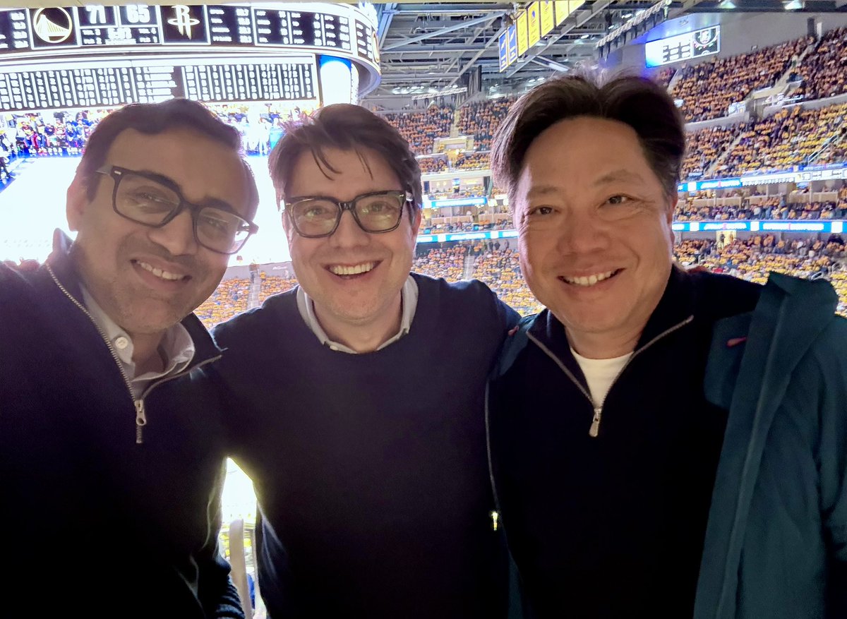 Anand Chandrasekaran (@anandc) on Twitter photo So simpatico that everyone wears the same clothes to work / 🏀 game! So simpatico that everyone wears the same clothes to work / 🏀 game!