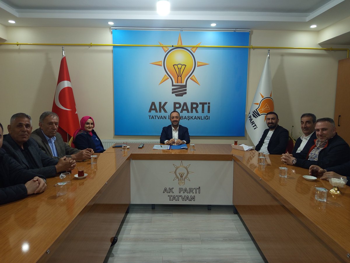 akpartitatvan13's tweet photo. İlçe Başkanımız Sn.@Erhanayz13 Gençlik Kolları Başkanımız Sn.@KadirGuntas1 yönetim kurulu üyelerimiz teşkilatımızla haftalık istişare ve değerlendirme toplantımızı yaptık. Hayırlara vesile olsun. https://t.co/yAQoxyXXjy