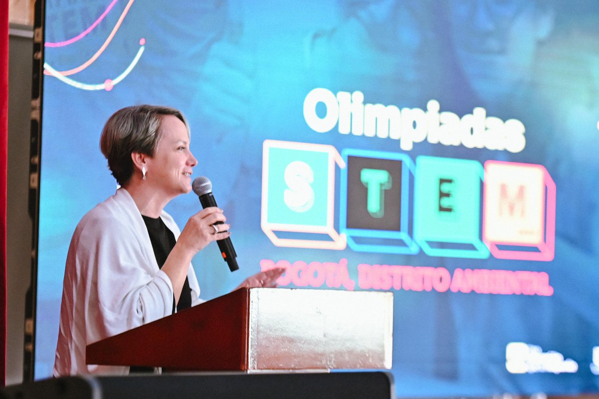 Educacionbogota's tweet photo. Damos inicio a las #OlimpiadasStem 2025, una estrategia pedagógica que fomenta la ciencia, tecnología, matemática y pensamiento computacional en los estudiantes de los colegios oficiales de Bogotá.
“Las Olimpiadas STEM representan una apuesta clave para fortalecer la educación pública en Bogotá y cerrar brechas. Lo que queremos con esto es que ustedes vivan y sientan las maravillas del conocimiento, que quieran aplicar lo que aprenden en la vida real y desarrollar habilidades esenciales para el siglo XXI, es decir, para toda su trayectoria, para toda su vida. Por eso estas #OlimpiadasStem son un espacio pensado para ustedes, para que descubran todo lo que son capaces de imaginar, de construir y de transformar”: @IsabelSegoviaO, secretaria de Educación.