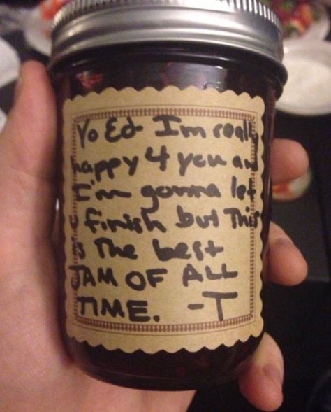 ELA NÃO É INOCENTE! Ed Sheeran compartilha recado que recebeu de Taylor Swift: 

“Ei Ed. Eu estou muito feliz por você e eu vou te deixar terminar mas essa é a melhor geleia de todas. — T”.