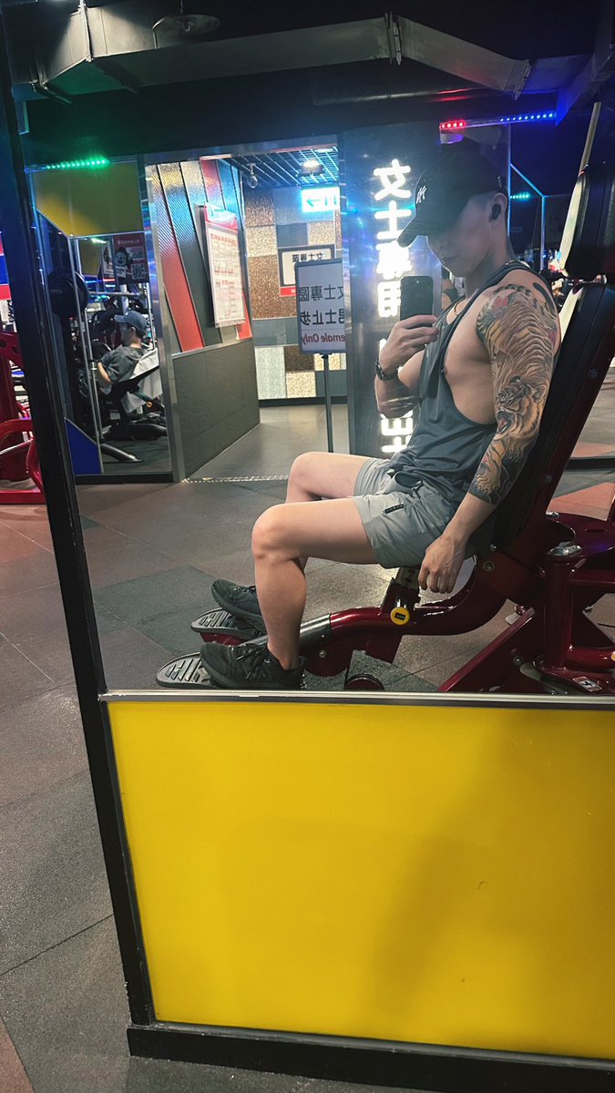 好奇普遍大眾比較喜歡凸奶頭
還是平奶頭
喜歡被玩奶頭
越揉越凸好煩