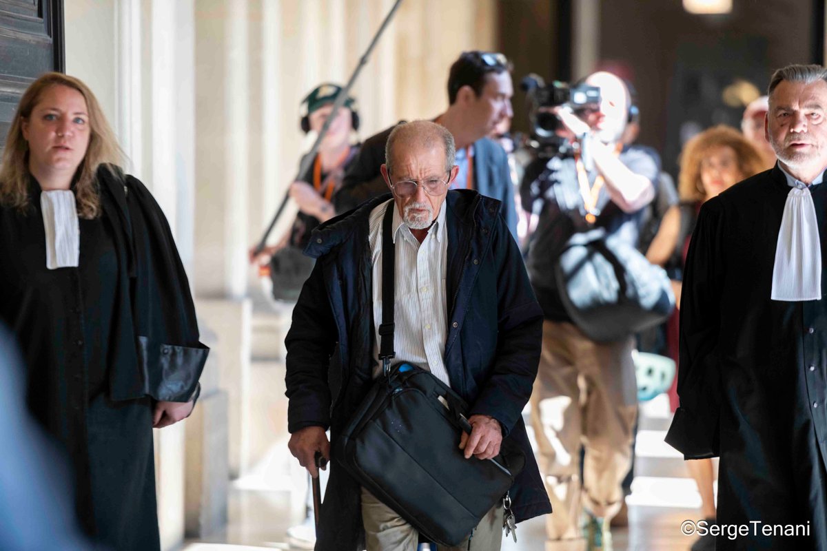 28 avril 2025. L'accusé Aomar Ait Khedache marche avec ses avocats, lors du procès pour le braquage et la séquestration en 2016 de la célébrité américaine Kim #kardashian à la cour d'assises de Paris. #NikonD850 #nikkor70200
