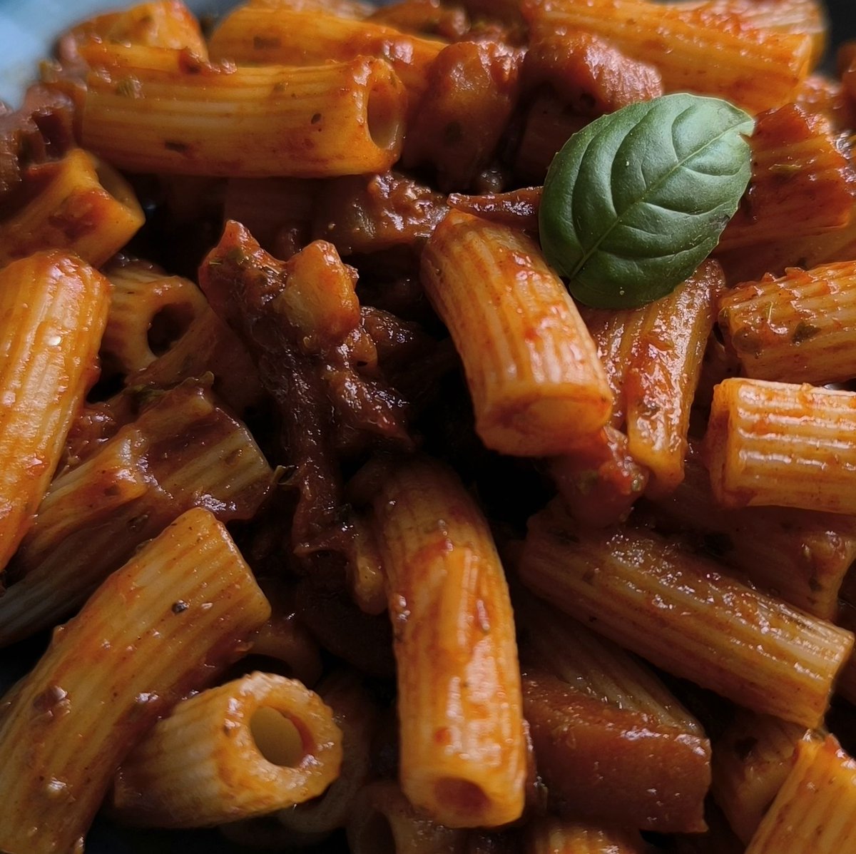 MikeKocht's tweet photo. Blitzschnelles #Pasta Gericht heute mit #Melanzani (#Auberginen)
Tomatisiert bringen #Oregano und eine Prise #Zimt einen Hauch Griechenland ins Aroma
Daher passt #Tsatsiki für die Frische für mich perfekt dazu
https://t.co/yLHHpeYuuq https://t.co/6obKEi71UL