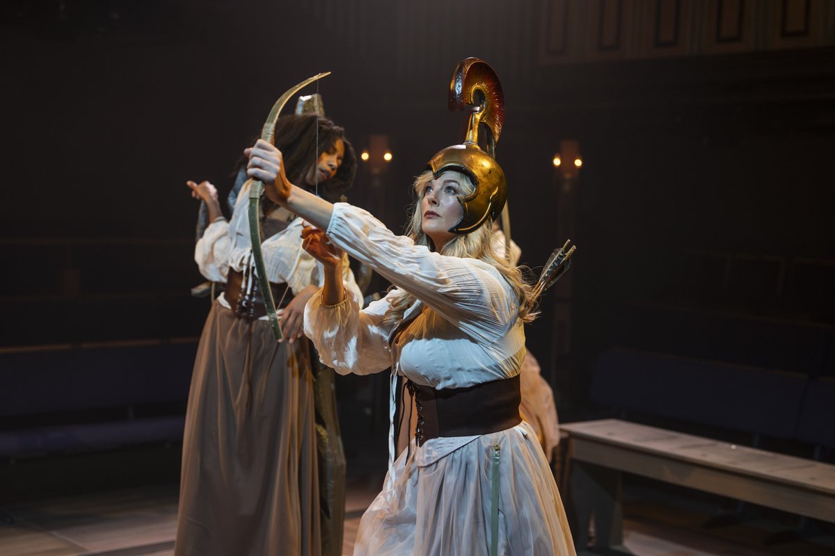 BathLifeMag's tweet image. Playhouse Creatures is a bawdy and at times brutal love letter to the pioneering actresses who first trod the boards in 1660, including Nell Gwyn of King Charles II lover fame
A superb production led by Anna Chancellor is on at @TheatreRBath until 3 May ⭐️⭐️⭐️⭐️