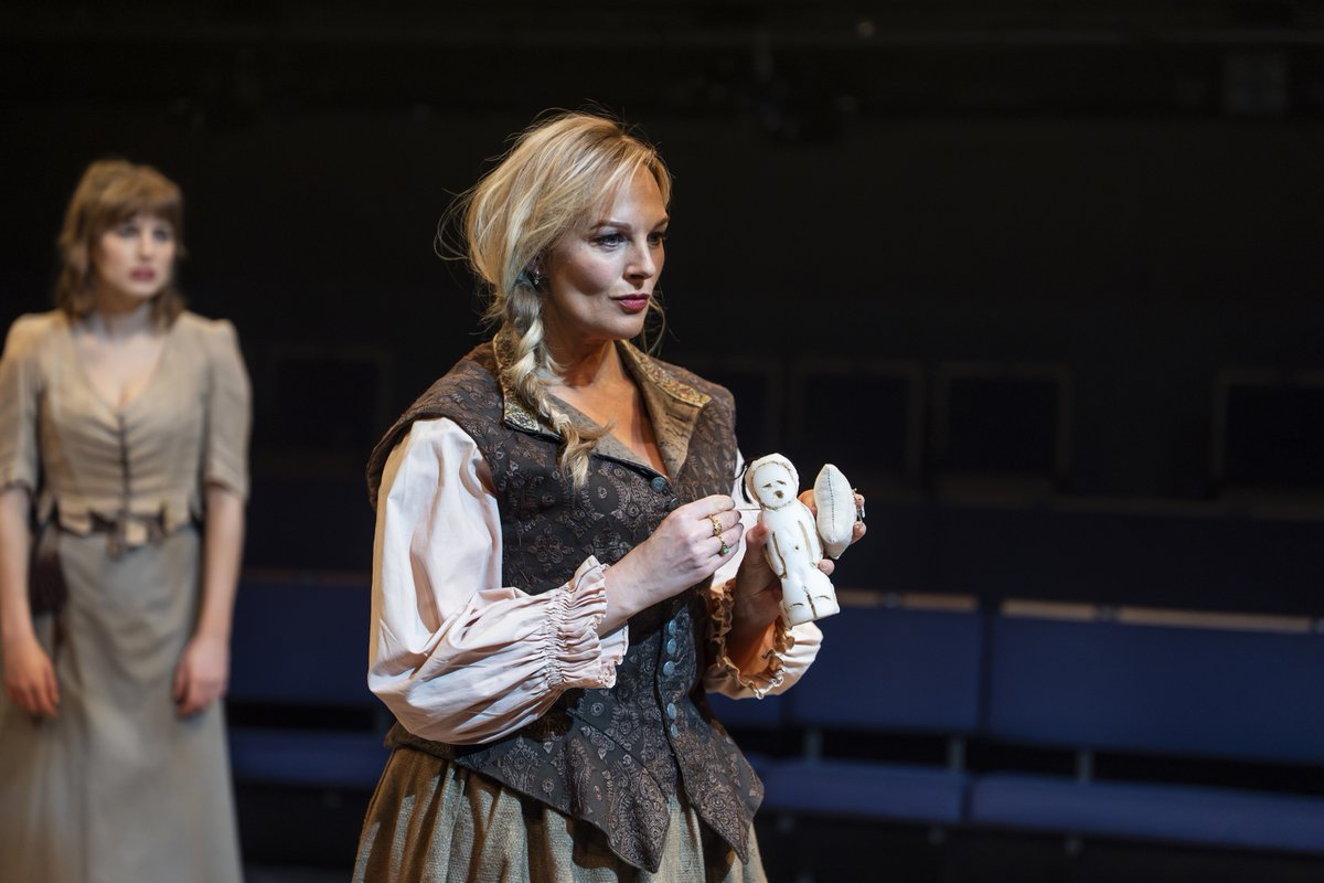 BathLifeMag's tweet image. Playhouse Creatures is a bawdy and at times brutal love letter to the pioneering actresses who first trod the boards in 1660, including Nell Gwyn of King Charles II lover fame
A superb production led by Anna Chancellor is on at @TheatreRBath until 3 May ⭐️⭐️⭐️⭐️