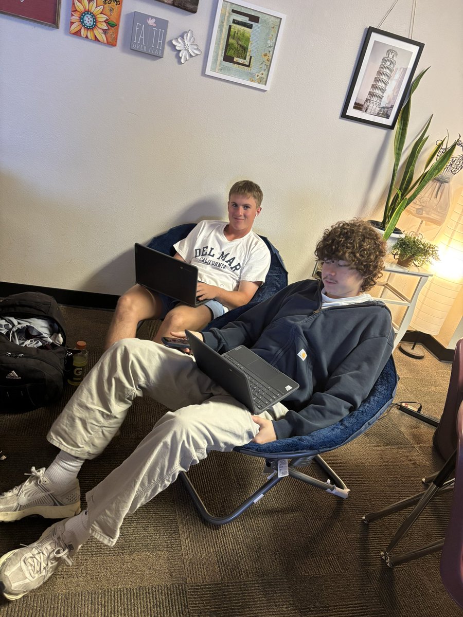 New chairs!!!  Just in time for our unit on stress and sleep. 😴 😩 <a href="/DVUSD/">Deer Valley Unified School District</a> <a href="/TheMRHS/">Mountain Ridge</a>