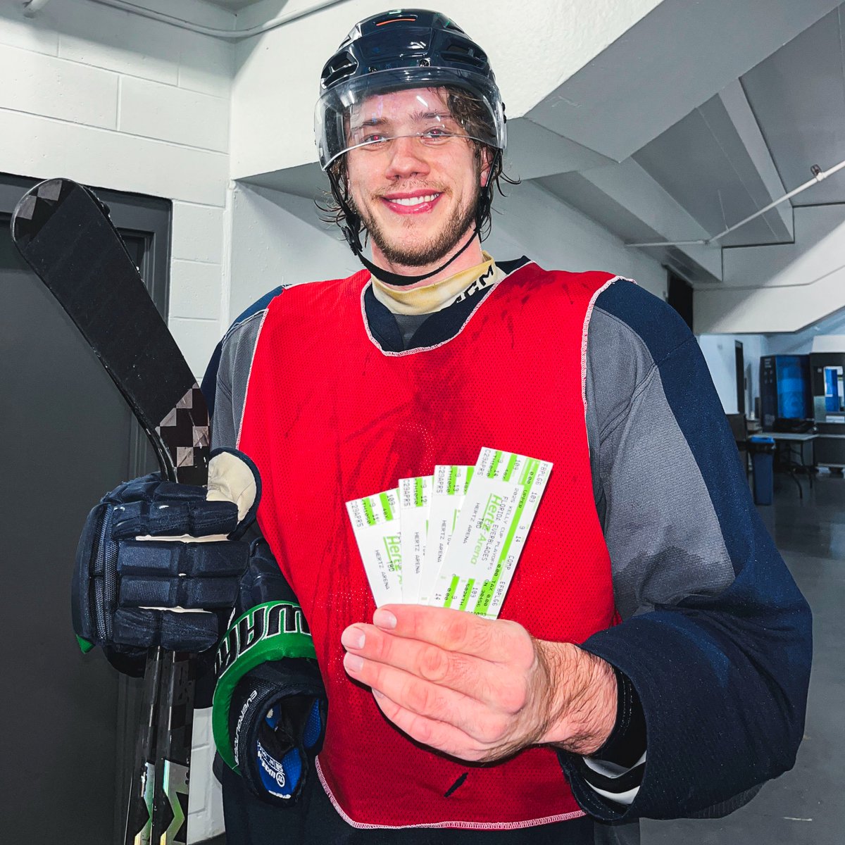 FL_Everblades's tweet photo. Now is your chance to win four tickets to Game 2 of Round 2 so you can bring the whole family! Winners for the game will be contacted via DM through the Florida Everblades account once the contest is completed. 
To Enter: 
📱: Like this post 
💚: Retweet this post 
👩‍👩‍👧‍👦: Tag who you’re bringing with you in the replies