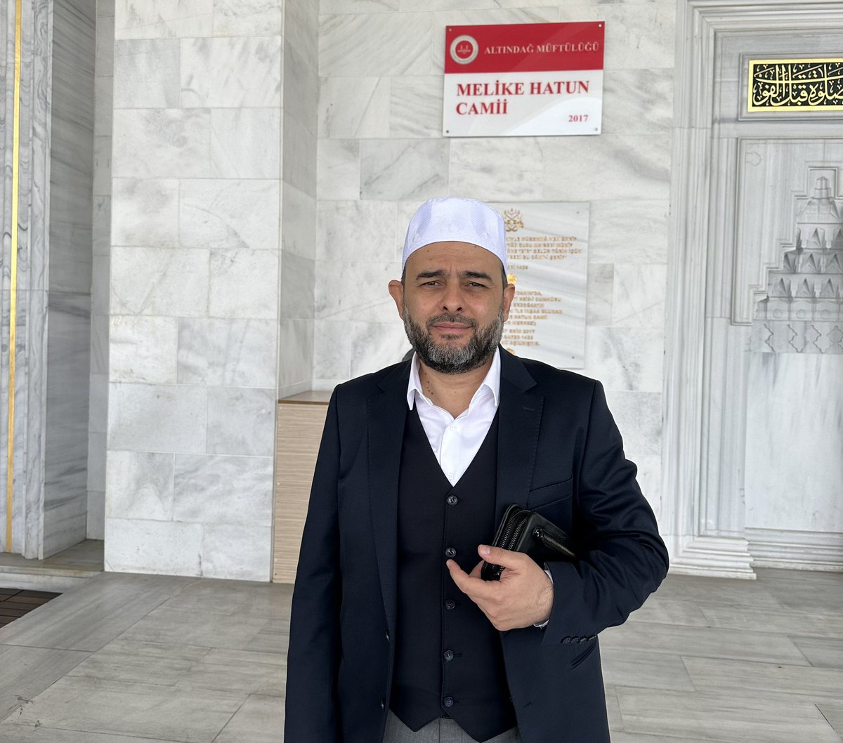 Uzun zamandır bana düşmanlık yapmaya çalışan kifayetsizler beni Melike Hatun Cami imamı olarak tanımış ve mecliste dahil her yerde bu şekilde gündeme getirmişti. Hatta bazı yetersizler camiye elemanını gönderip göreve gelip gelmediğimin takibini yaparak twitler atmıştı. Bende o