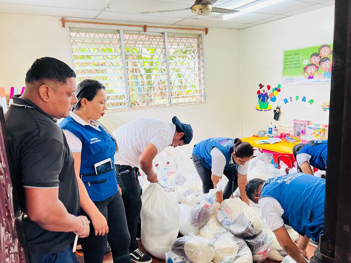 #Nicaragua 🇳🇮 || En Nueva Guinea, compañeras del Ministerio de la Familia y la Policía Nacional realizaron el recibimiento solidario de paquetes alimentarios para familias con partos múltiples, reafirmando el compromiso del Buen Gobierno.🔴⚫️