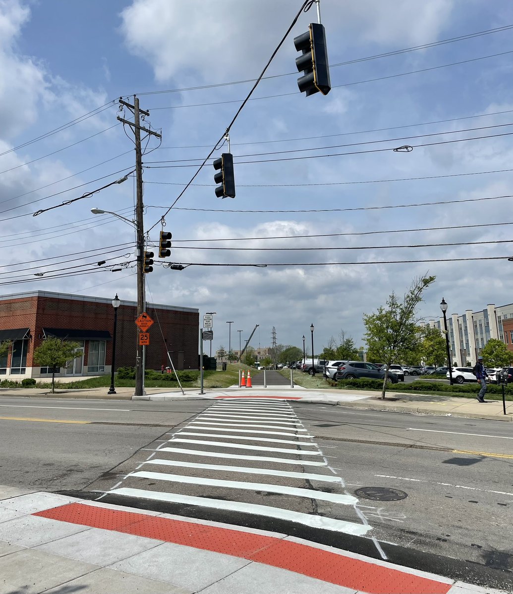 WeMoveCincy's tweet image. New crosswalk and stop light to help you safely walk or roll across the street where the Wasson Trail crosses Montgomery Road in Evanston.
