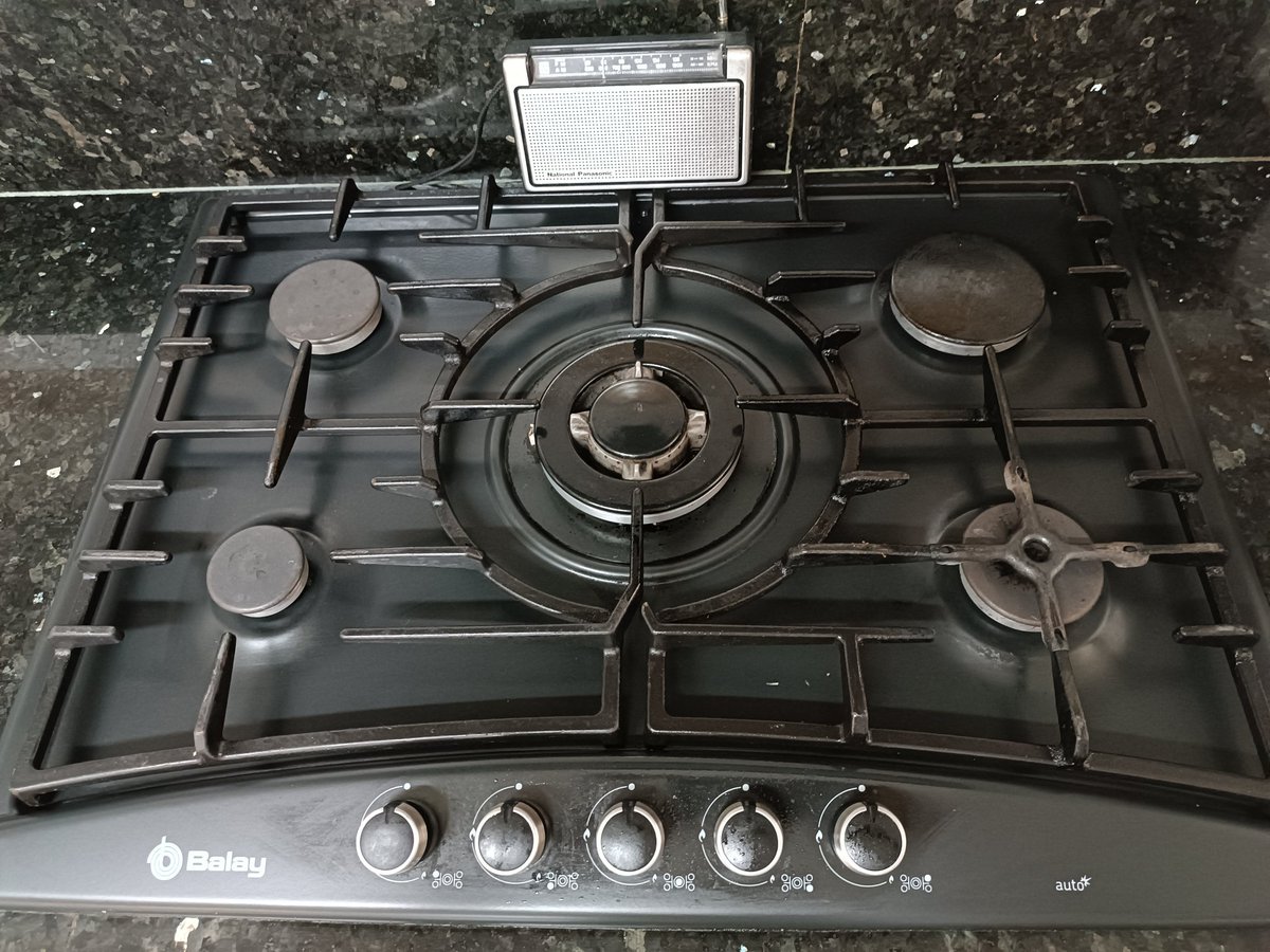 Creo que soy un bicho raro:Tengo transistores en los baños y en la cocina. Cocina de gas, por supuesto.