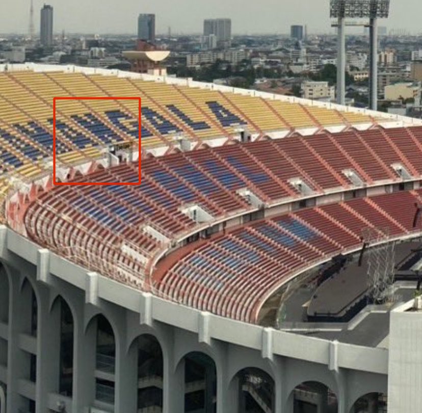 JenisaXZ's tweet photo. ชั้นไปดูผังละ มันใส่ไอคอนไฟfollowมาจริง มันก็ทำตามผังแหละแต่ มันไม่ใส่ทำรัศมีว่าตรงนี้จะโดนบังเหมือนโซน delay tower รนเลยเข้าใจว่าไฟมันจะเล็กๆไม่บัง สรุปมาเป็นซุ้มไฟสูงเชียว คิดว่า 10 แถวแรกของ E3J,E3K โดนบังสเตจหลักแน่ แถวที่เหลือน่าจะบังสเตจรอง ส่วน39ไม่โดน
 #GOT7_NESTFESTinBKK https://t.co/wZC2YAgzt3