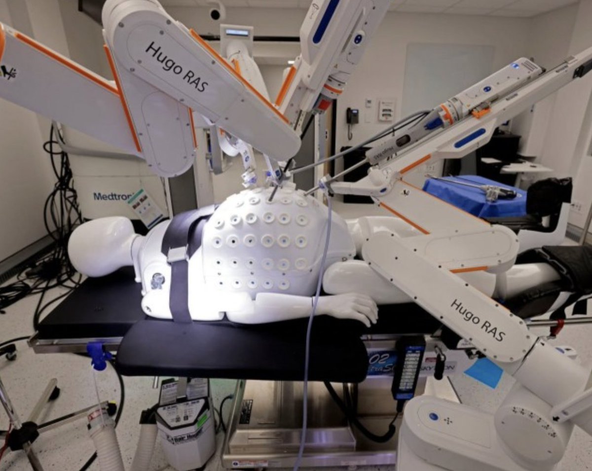 Компания Medtronic протестировала своего медицинского робота Hugo в 137 реальных хирургических операциях, и результат убил — процент успеха составил 98,5%. Илон Маск уже заявил, что через 5 лет роботы станут лучше живых хирургов.