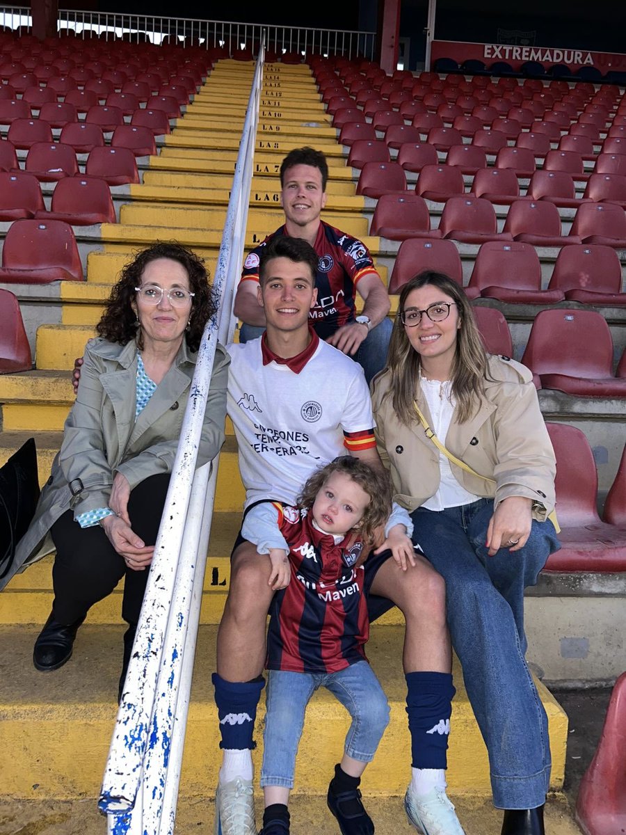 Campeones de Liga 🏆 y ascenso a  Segunda RFEF  💙❤️
Espectacular mi <a href="/CDExt1924/">CD EXTREMADURA</a> 😍