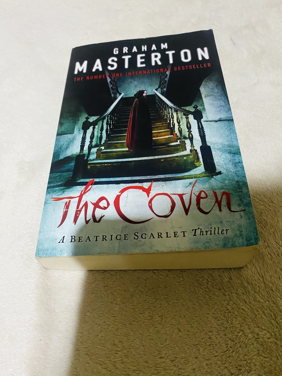 SeemeSimyyyy's tweet image. This book has 410pages , 402 divide by 2 is 205 ,therefore 205 pages is = 1 day 😭
I’m on page 160 , 40 more then we call it a day 😂
#Readaholic❤️❤️❤️❤️❤️❤️❤️❤️❤️