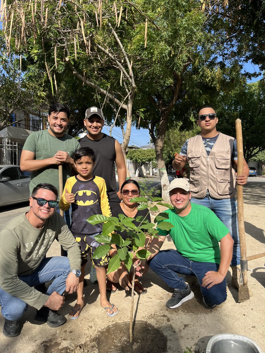YulmerPerez's tweet photo. Hoy, 29 de abril #DíaDelÁrbol, llevamos a cabo una jornada de siembra de árboles en la Urb Andrea Carolina.
Agradecemos a la comunidad por abrirnos las puertas de su barrio y por permitir que desde #ElPoderDeLasVoluntades llevemos nuestro mensaje de concienciación y protección del medio ambiente.
#SomosVerdesPorNaturaleza 🌳💚🙏🏻