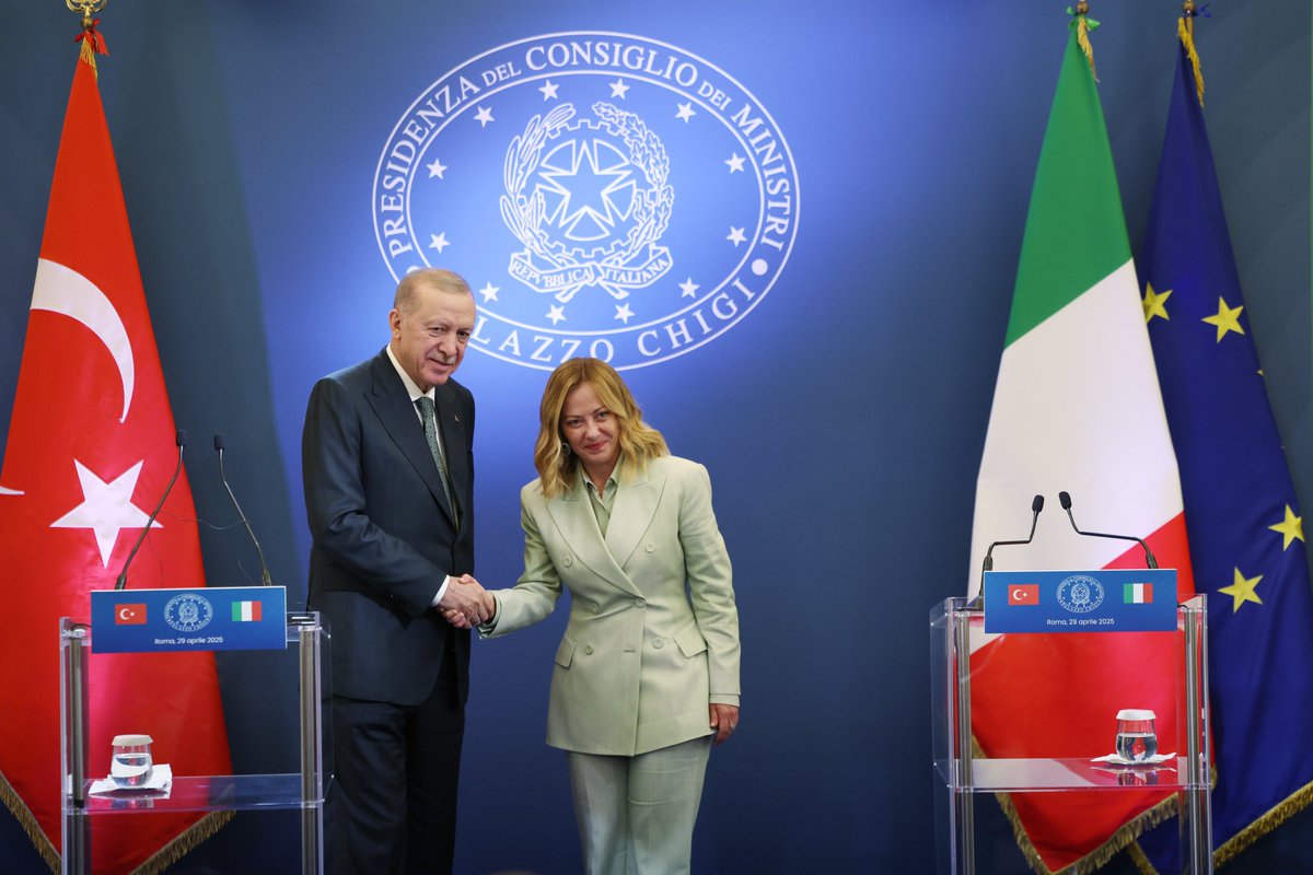 Bugün Roma’da Türkiye-İtalya 4’üncü Hükûmetler Arası Zirve Toplantısı vesilesiyle İtalya Başbakanı, değerli dostum Giorgia Meloni’yle bir araya gelmekten büyük memnuniyet duydum. 🇹🇷🇮🇹

İki NATO müttefiki ve stratejik ortak olarak münasebetlerimiz her geçen gün daha da ilerliyor.