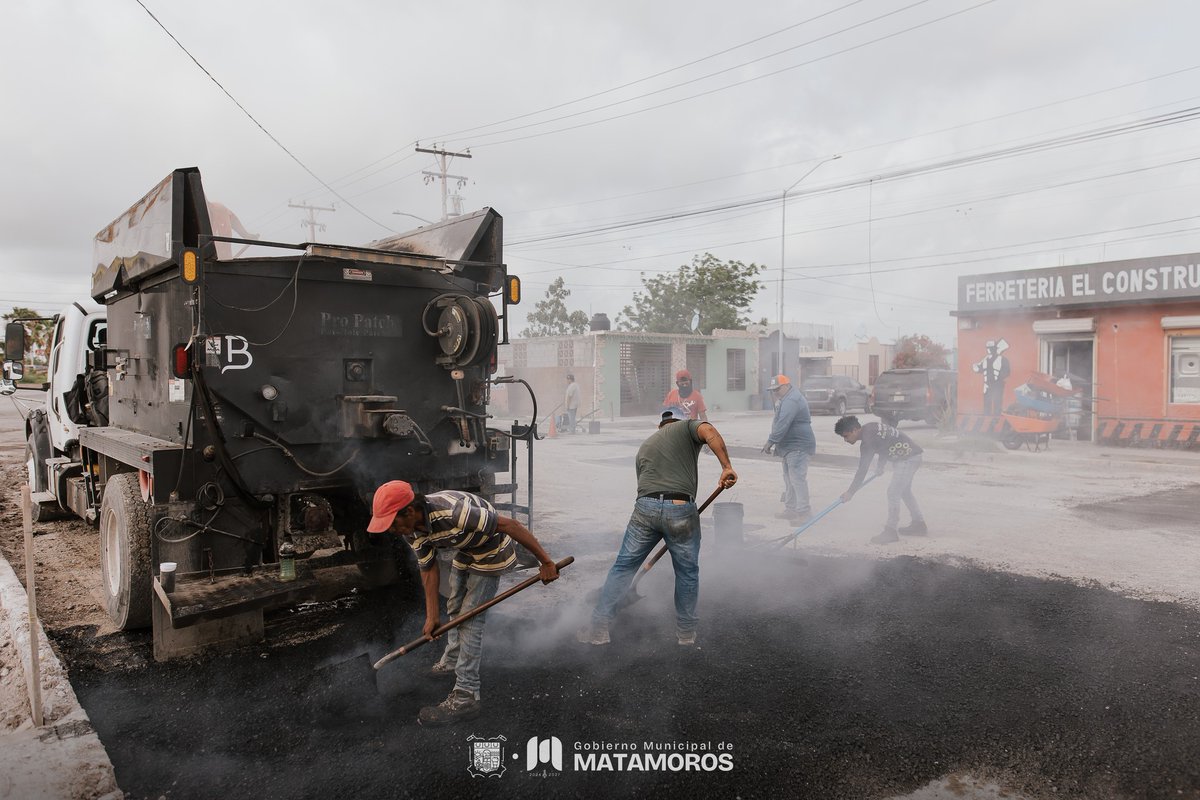MatamorosGobMx's tweet photo. 🚧 Por medio del programa #CalleACalle, estamos llevando a cabo trabajos de mantenimiento vial en la Av. Canek, una vía clave por donde transitan miles de #matamorenses todos los días. 

#MatamorosAvanza @Betogranadosmx https://t.co/bSyYhJDmhD