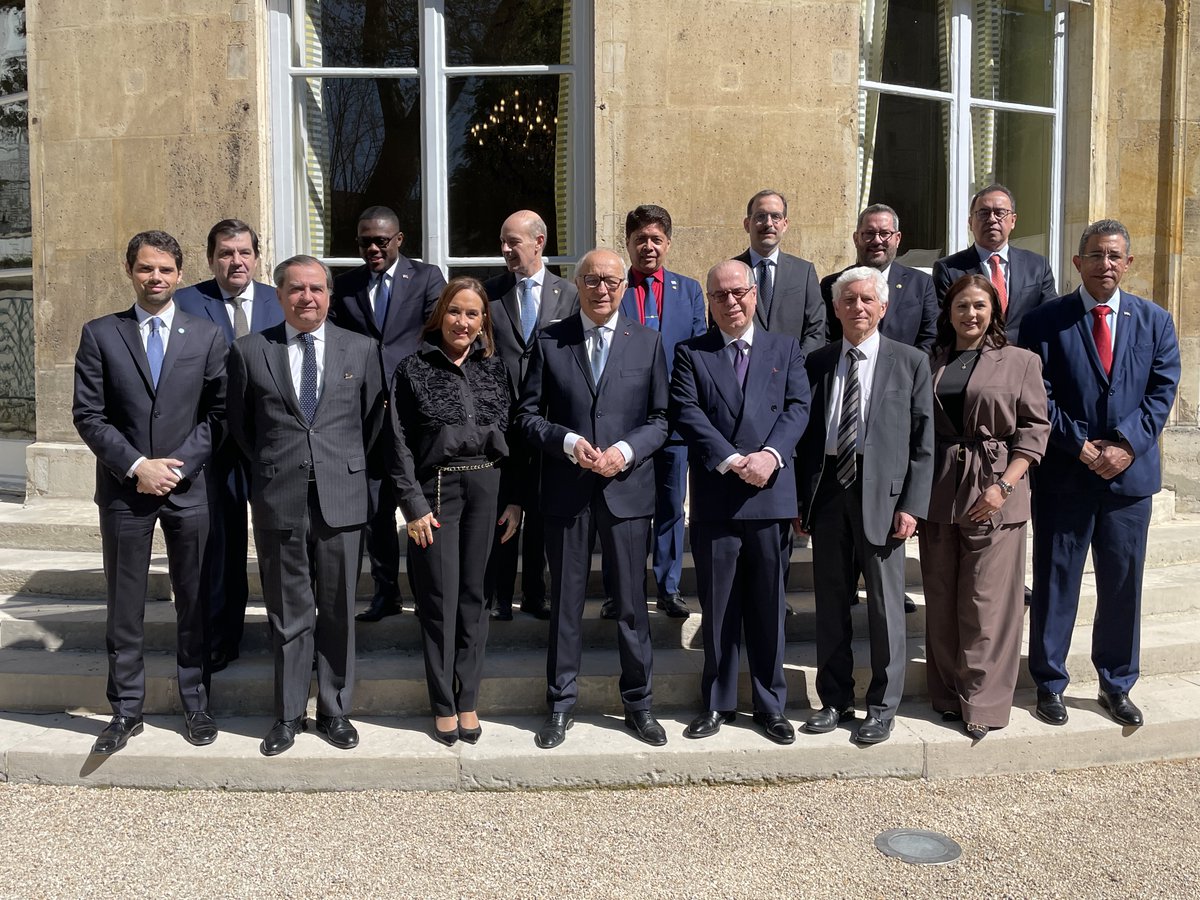 Embajada de República Dominicana en Francia (@rdenfrancia) on Twitter photo L'Ambassadeur David Puig a participé à un déjeuner du Groupe des Ambassadeurs Latino Américains avec l'ancien Premier Ministre et Ministre des Affaires Étrangères, Laurent Fabius, à la Maison d'Amérique Latine de Paris. <a href="/MAL_217/">MaisonAmériquelatine</a> <a href="/LaurentFabius/">Laurent Fabius</a> <a href="/MIREXRD/">Cancillería de República Dominicana</a> L'Ambassadeur David Puig a participé à un déjeuner du Groupe des Ambassadeurs Latino Américains avec l'ancien Premier Ministre et Ministre des Affaires Étrangères, Laurent Fabius, à la Maison d'Amérique Latine de Paris. <a href="/MAL_217/">MaisonAmériquelatine</a> <a href="/LaurentFabius/">Laurent Fabius</a> <a href="/MIREXRD/">Cancillería de República Dominicana</a>
