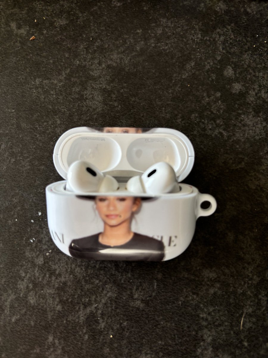 EDAABPs's tweet image. zendaya big hat nation RISE! #zendayasbighat