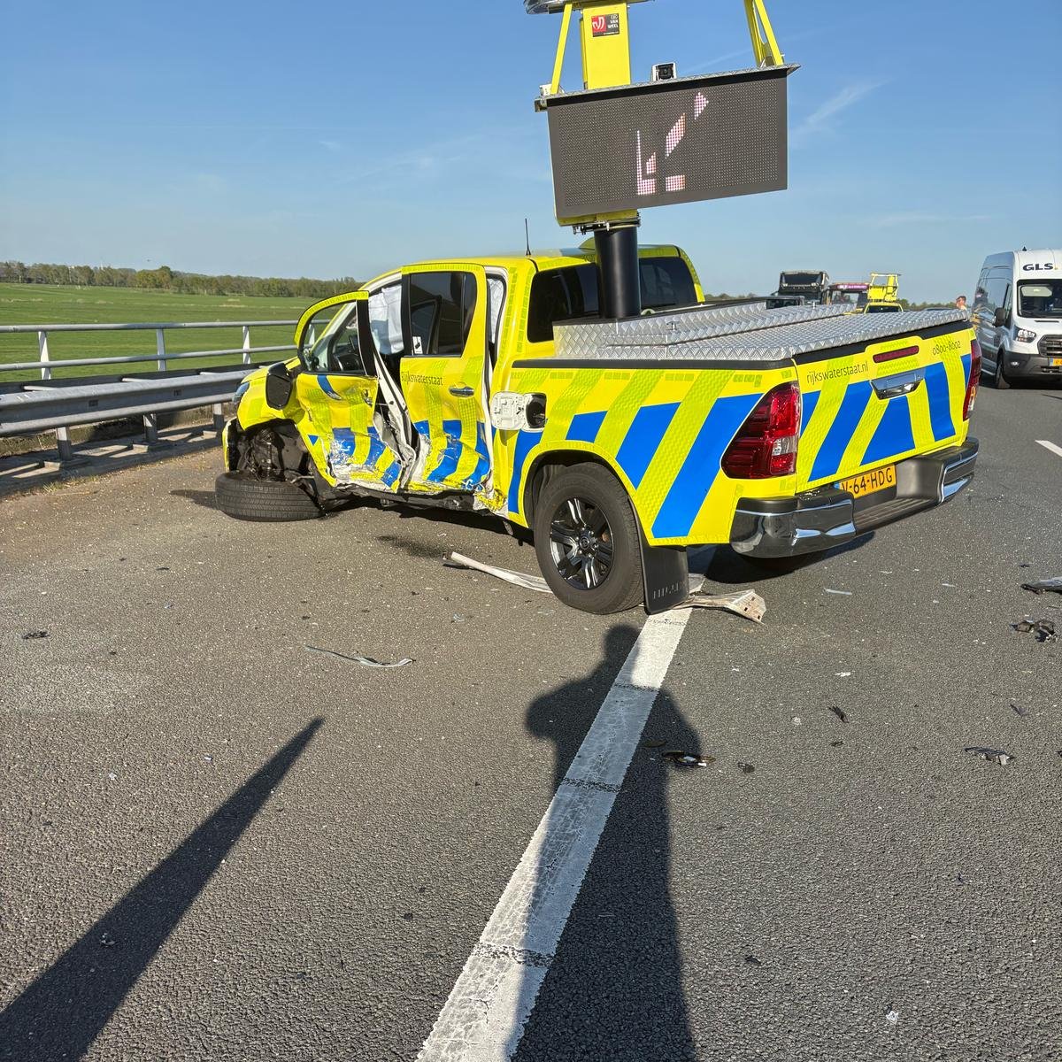 ⛔️ | De #N31 is dicht tussen Garyp en Leeuwarden-Oost na een ongeval waarbij de auto van onze weginspecteur is aangereden. Er ligt rommel over de hele rijbaan. Het verkeer richting Leeuwarden wordt omgeleid via de A7 en A32.
