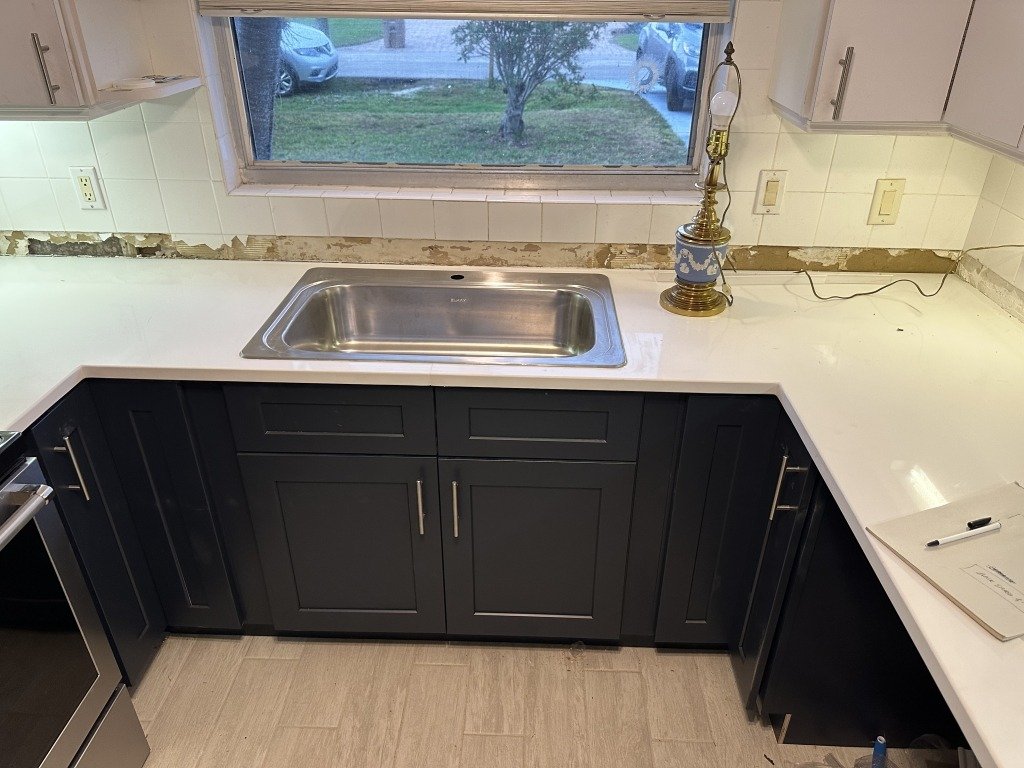CountertopsMore's tweet image. A new chapter in your kitchen awaits! Turning navy cabinets and a pristine white countertop into a classy duo. Can't wait for the finished backsplash! #KitchenRedesign #HomeRenovation