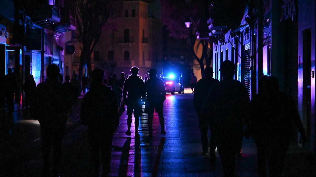 IBÈRIA EN LA OBSCURITATE
Interruptiones massivas de corrènte laxan Espannîa et Portugale en caos. Lo incidènte remane ancora inexplicato.

Lègete la crònica de Dennis Bolten en la revista neolatina "Tèrra Càlida":

terracalida.eu/iberia-en-la-o…
#apagão #apagon #apagón #apagonelectrico