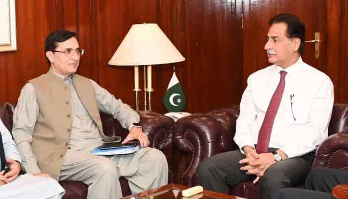 ShamsAmjadJI's tweet photo. یوتھیا لاجک۔۔!
تحریک انصاف کے وزیراعلی علی امین گنڈاپور کی وزیرداخلہ محسن نقوی اور گورنر فیصل کریم کنڈی کے ساتھ ملاقات اور ان کے درمیان بیٹھ کر مشترکہ پریس کانفرنس جائز اور درست ہے
جبکہ اسی وزیرداخلہ کا پاک بھارت کشیدگی جو جنگ میں بدل سکتی ہے، کی وجہ سے منصورہ جا کر امیر جماعت اسلامی حافظ نعیم الرحمن کو بریفنگ دینا جائز نہیں
جبکہ یہ عمران خان کے حکم پر حکومت سے مذاکرات کی بیٹھکیں سجاتے رہے ہیں۔ کوئی شرم نہیں کوئی حیا بھی نہیں