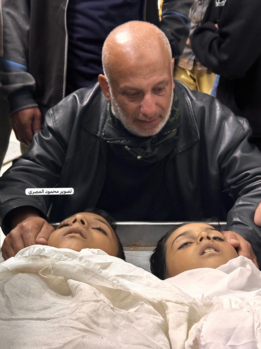 ما أقسى هذا الوداع!

أب يودع طفليه اللذين ارتقيا في استهداف الاحتلال خيمة بشارع الاسطبل بمواصي خان يونس