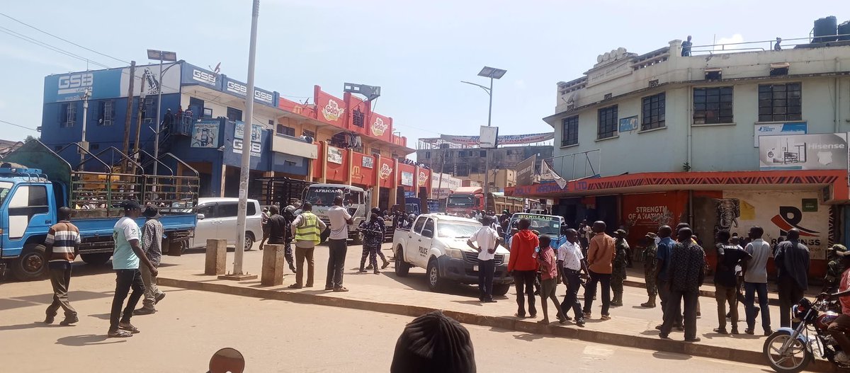 whatsup_mbale's tweet photo. Teargas in Mbale!
Police and city council officers fired teargas on Kumi Road today to disperse truck drivers who returned to the streets, protesting poor conditions at the relocation site.
#MbaleCity #TruckProtests #UrbanOrder https://t.co/LiZVFIV7yG